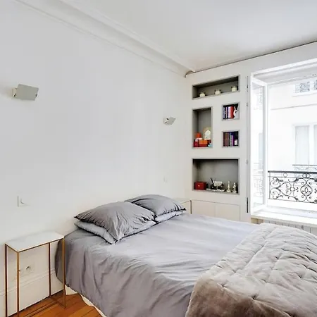 Proche Champs Elysees Apartament